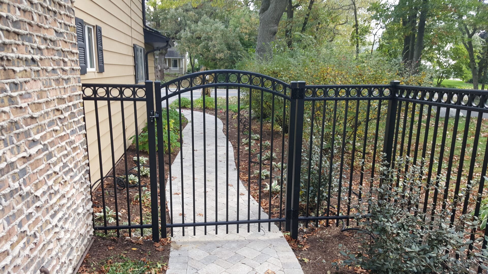 aluminum fences in hartland, hartland aluminum fence installers, aluminum fence company hartland